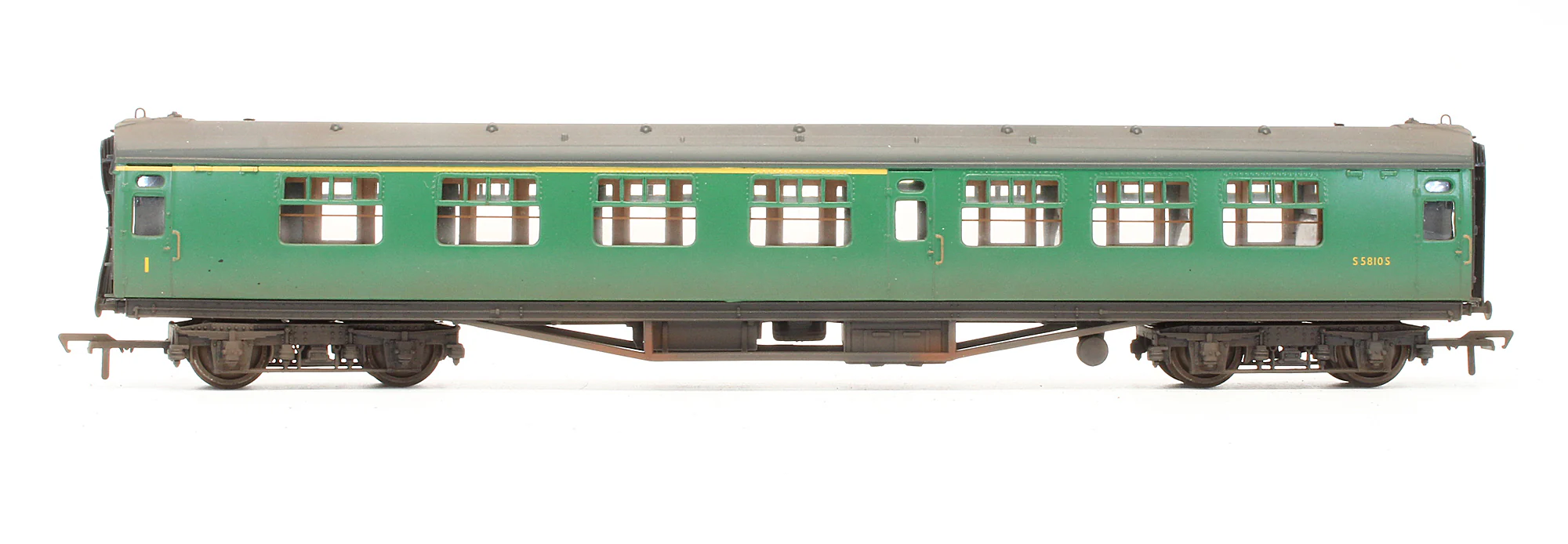 Pre-Owned BR Green (Yellow First Line) 63ft Bulleid Corridor Composite Coach 'S5810S' - Custom Weathered - Image 3