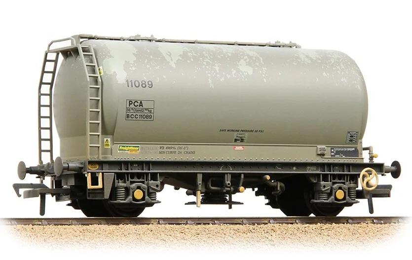 38-653A PCA Metalair Bulk Powder Wagon 'Freightliner Heavy Haul' Grey No.11089 - Weathered