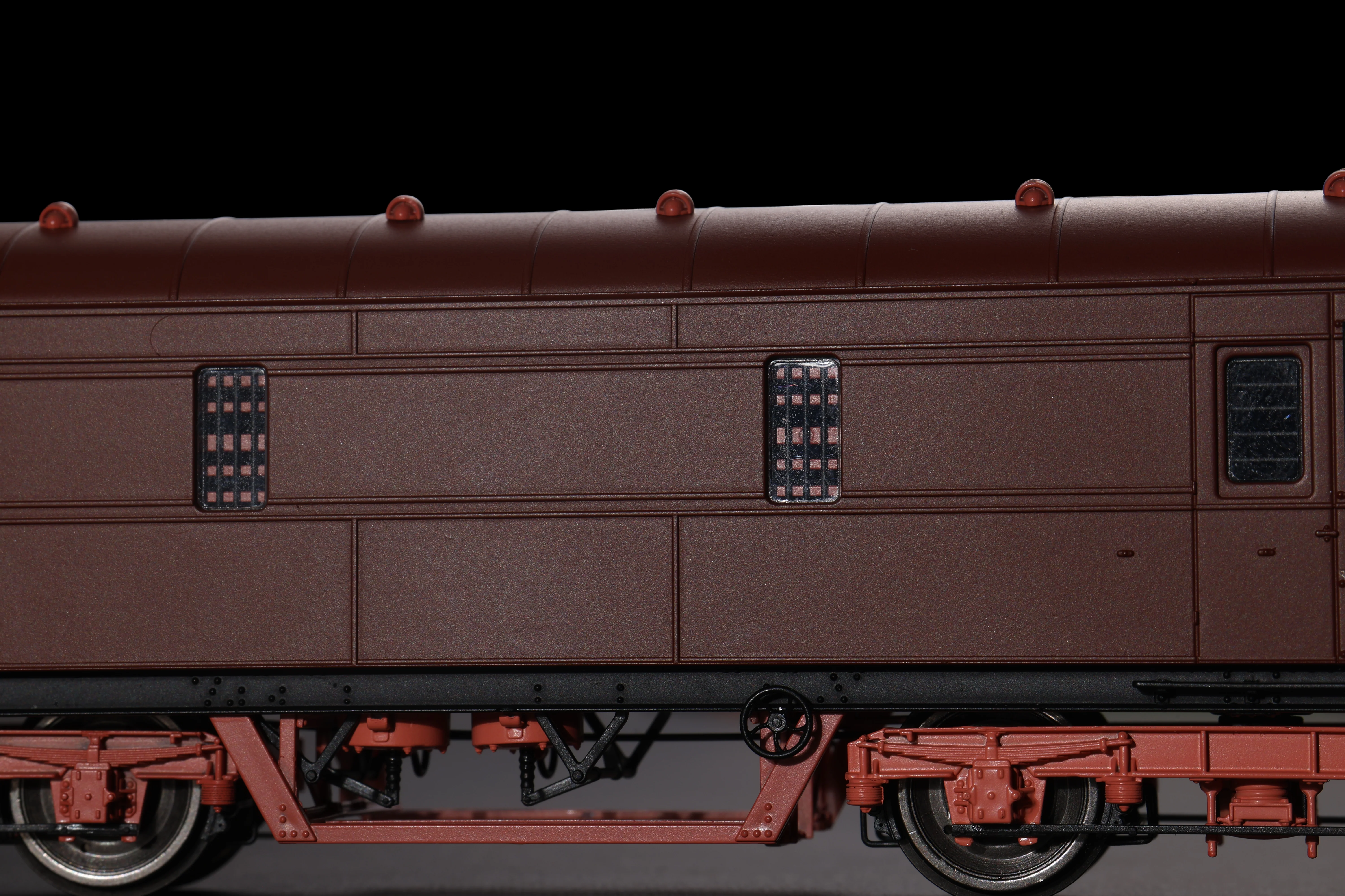 C2027 LMS 42ft GUV Parcels Van BR Crimson & Cream 37909 - Image 12