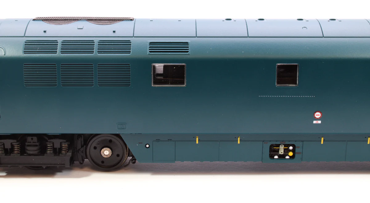 4D-003-020S Class 52 Western Trooper BR Blue Full Yellow Ends D1033 Diesel Locomotive - DCC Sound - Image 10