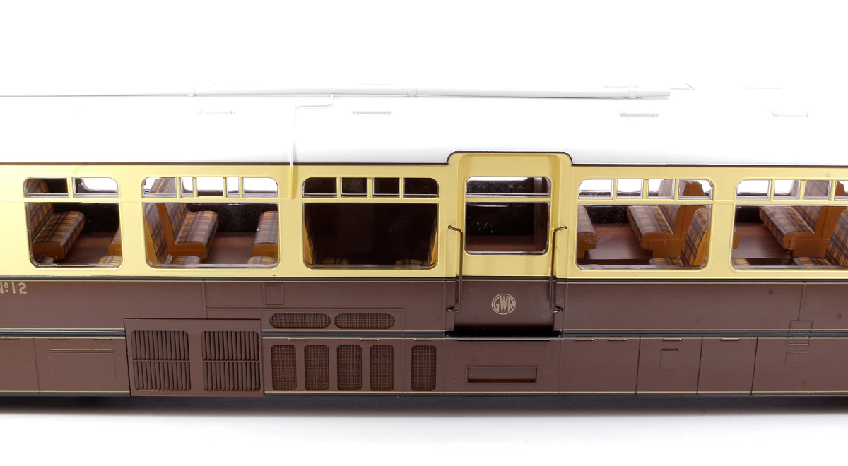 Streamlined Railcar 12 Lined Chocolate & Cream GWR Monogram Diesel Locomotive - Image 5