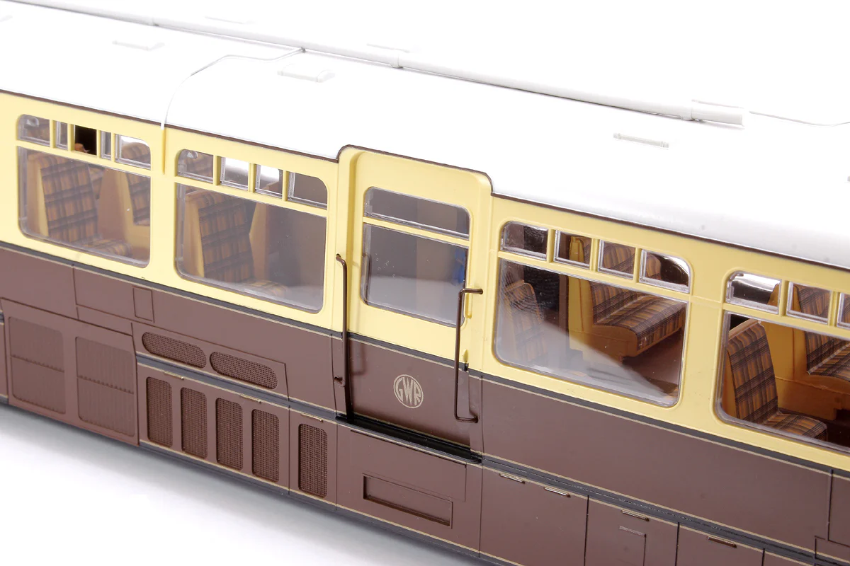 Streamlined Railcar 12 Lined Chocolate & Cream GWR Monogram Diesel Locomotive - Image 8