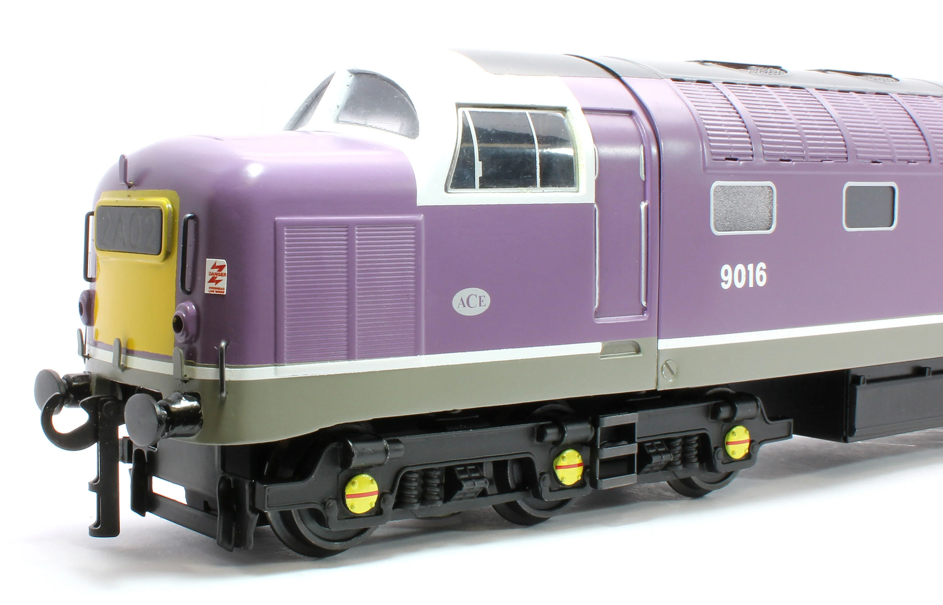 E/41-D Class 55 English Electric Deltic "Gordon Highlander" Porterbrook Purple No. 9016 Diesel Locomotive - Image 6