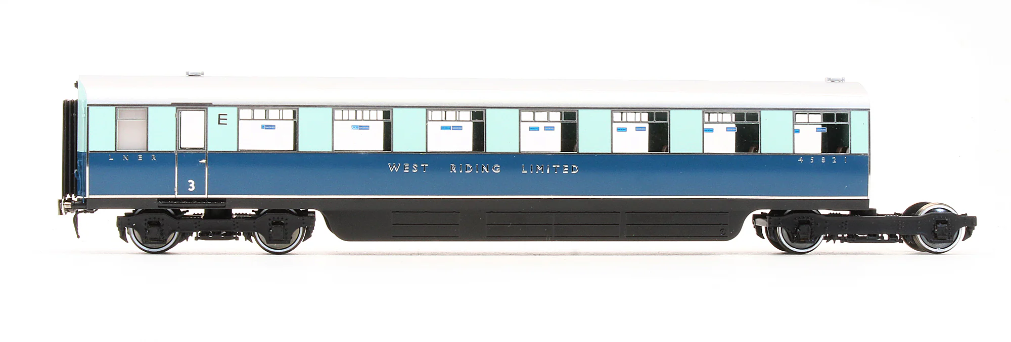 Pre-Owned LNER West Riding Limited Articulated Open Third Coach E No.45821 & Kitchen Third Coach F No.45822 - Image 4