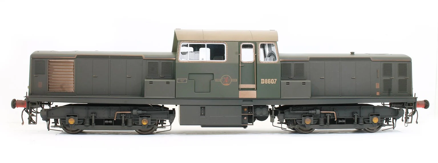 Class 17 Clayton BR green D8607 (small yellow panel) Diesel Locomotive - Weathered - Image 4