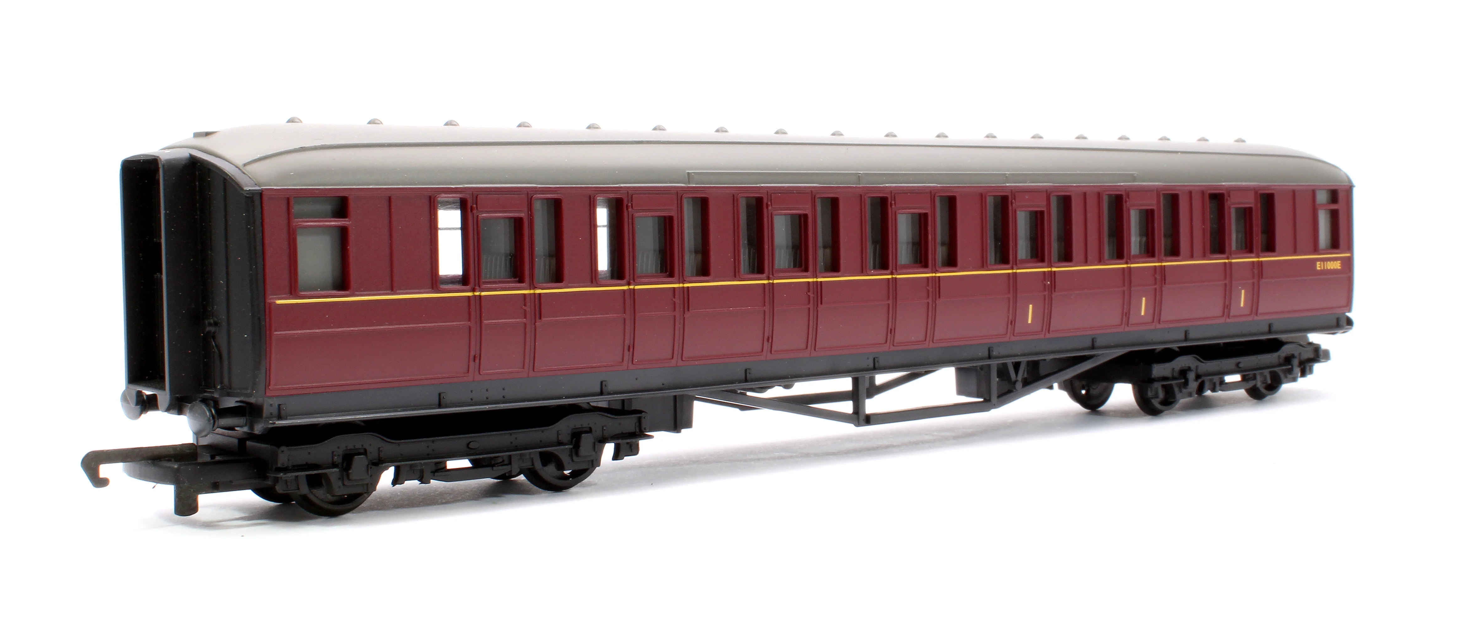 Pre-Owned R2134M Class B12/3 4-6-0 BR Black (Late Crest) No.61565 & 3 Maroon Coaches Train Pack - Image 7