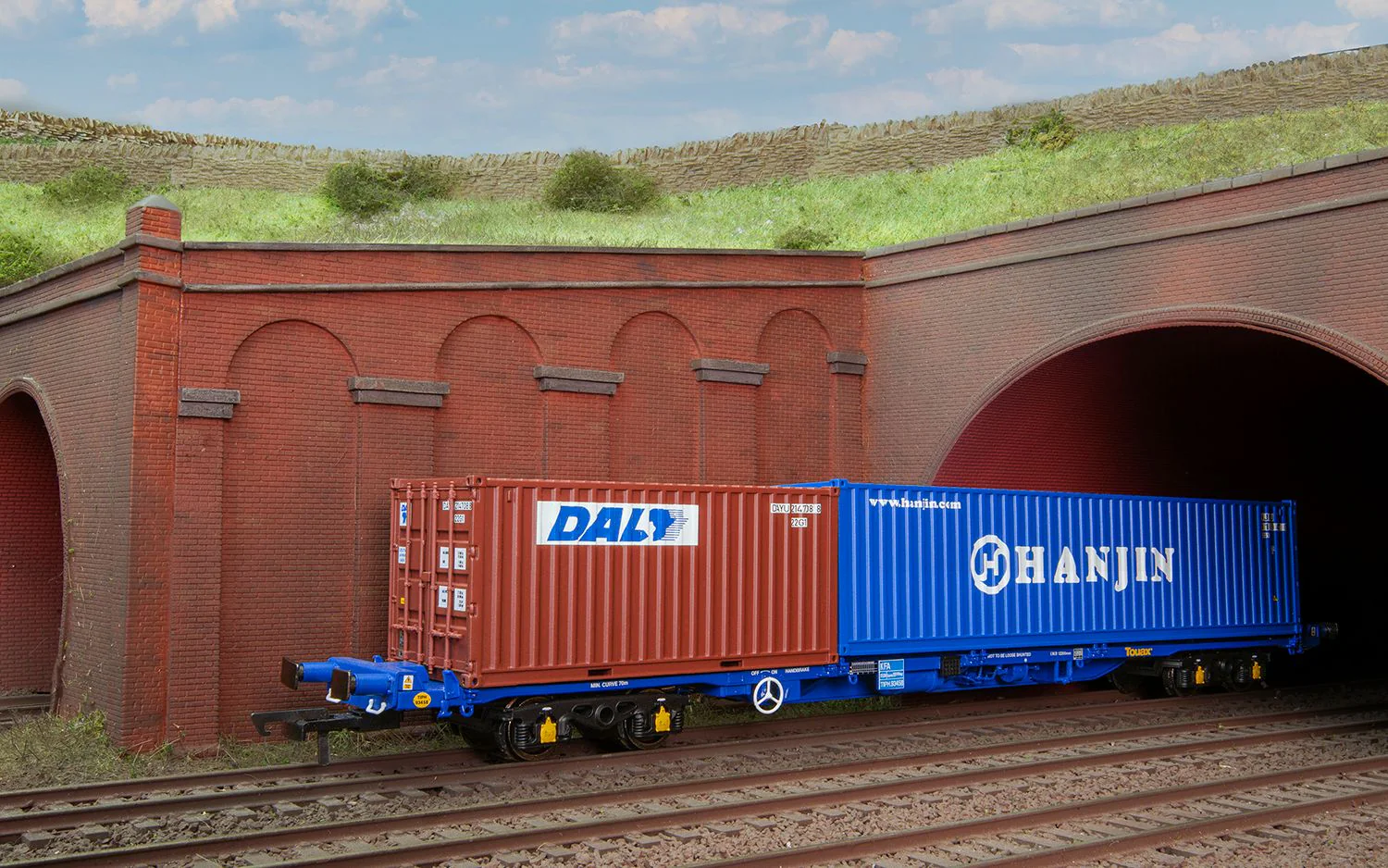 DAL & Hanjin Container Pack 1 x 20' and 1 x 40' Containers - Image 2