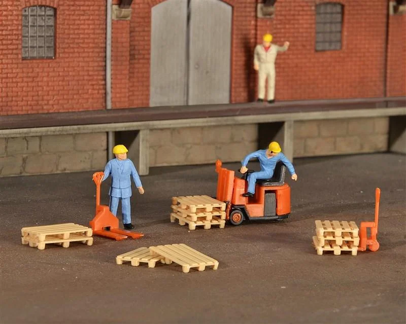 Forklifts & Pallets Model Kit - Image 2