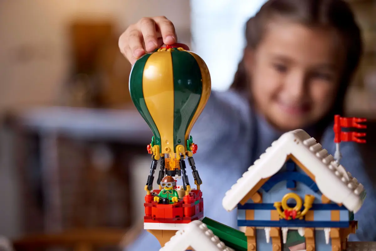 Lego Icons Santa's Post Office - 10339 - Image 11