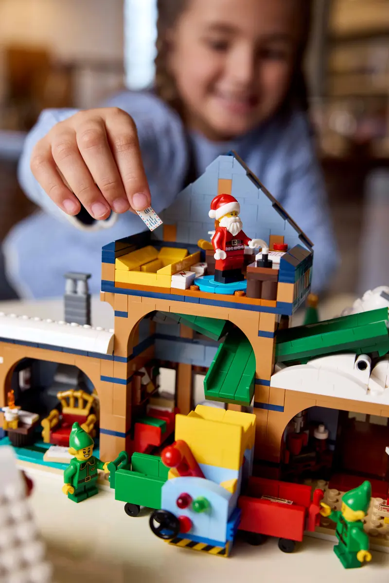 Lego Icons Santa's Post Office - 10339 - Image 12