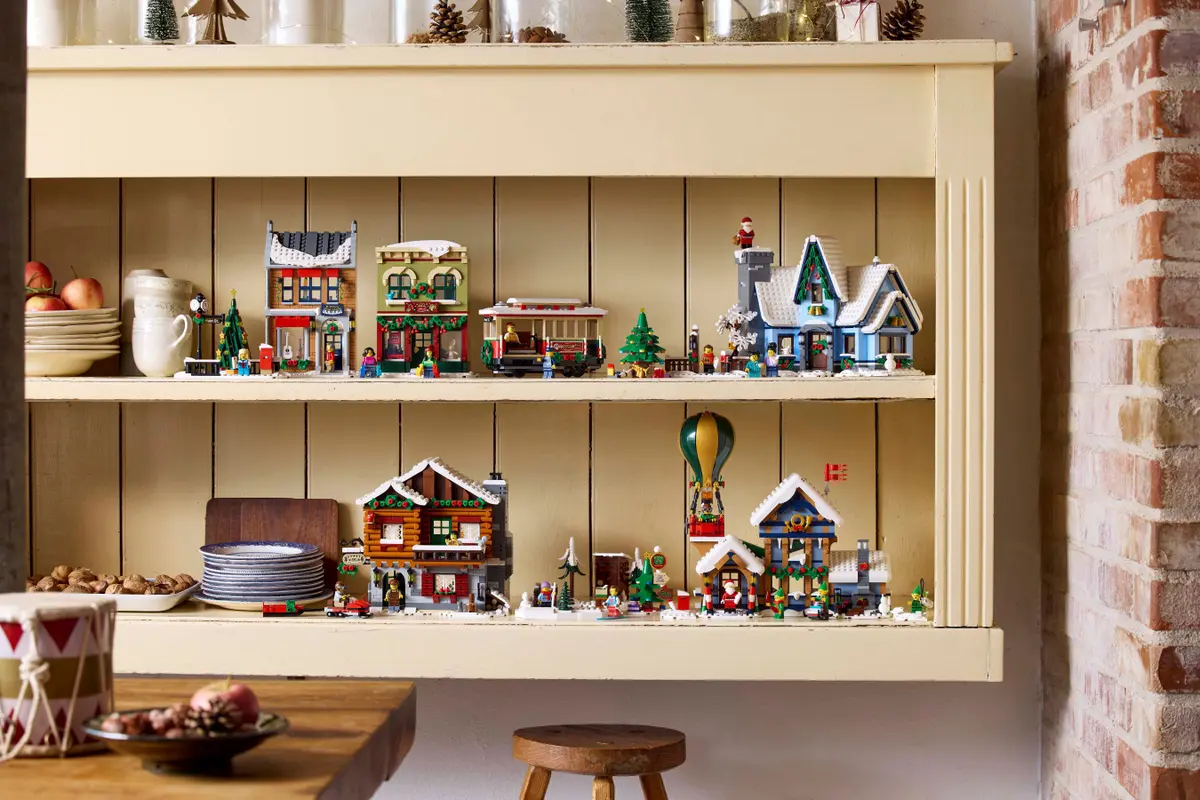 Lego Icons Santa's Post Office - 10339 - Image 13