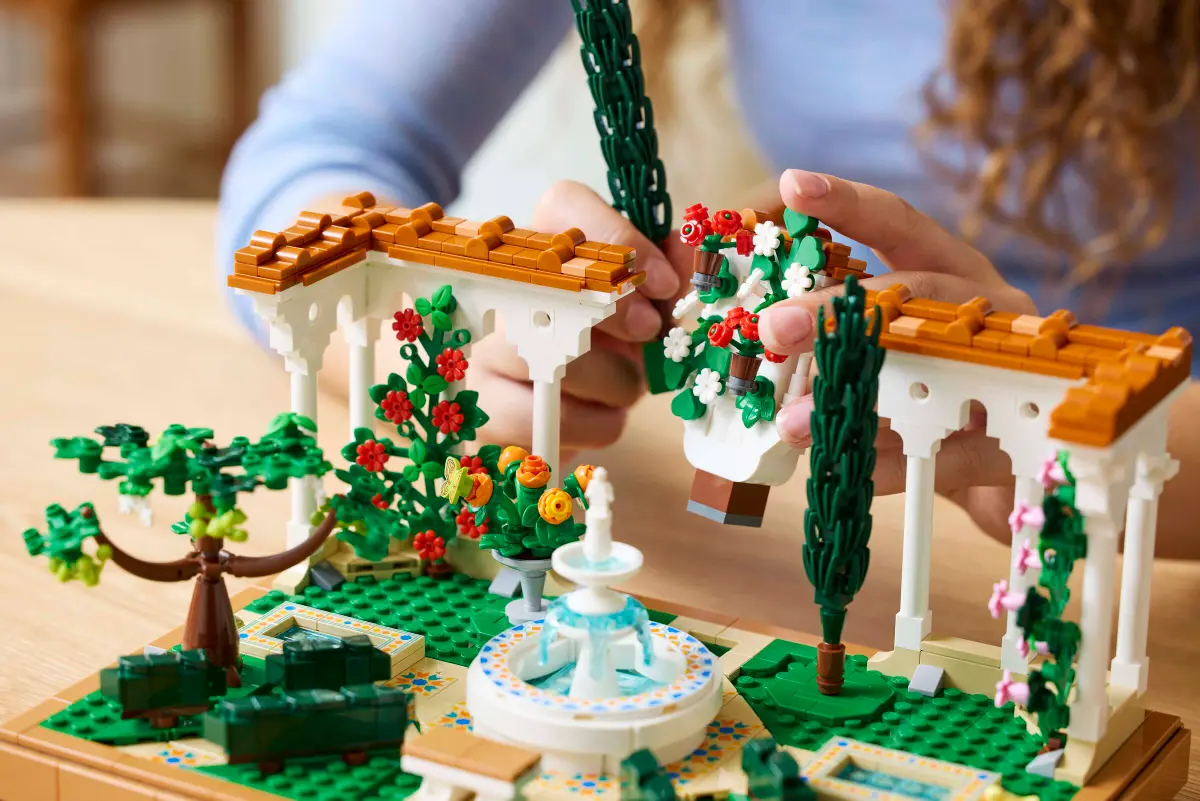 Lego Icons Fountain Garden - 10359 - Image 8
