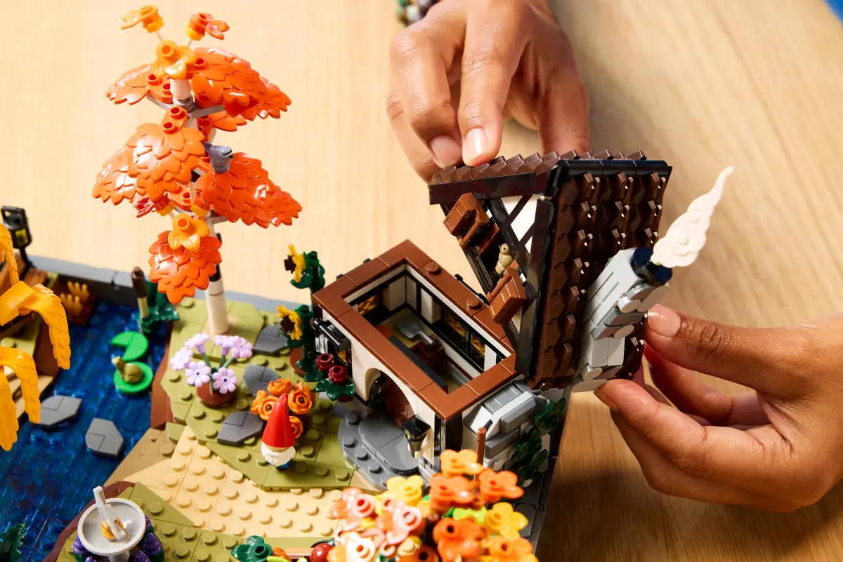 Lego Icons Autumn Cottage Garden - 11372 - Image 11