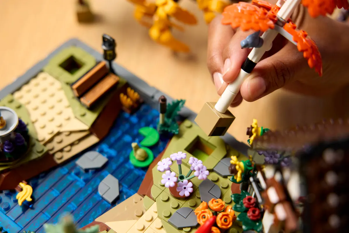 Lego Icons Autumn Cottage Garden - 11372 - Image 12