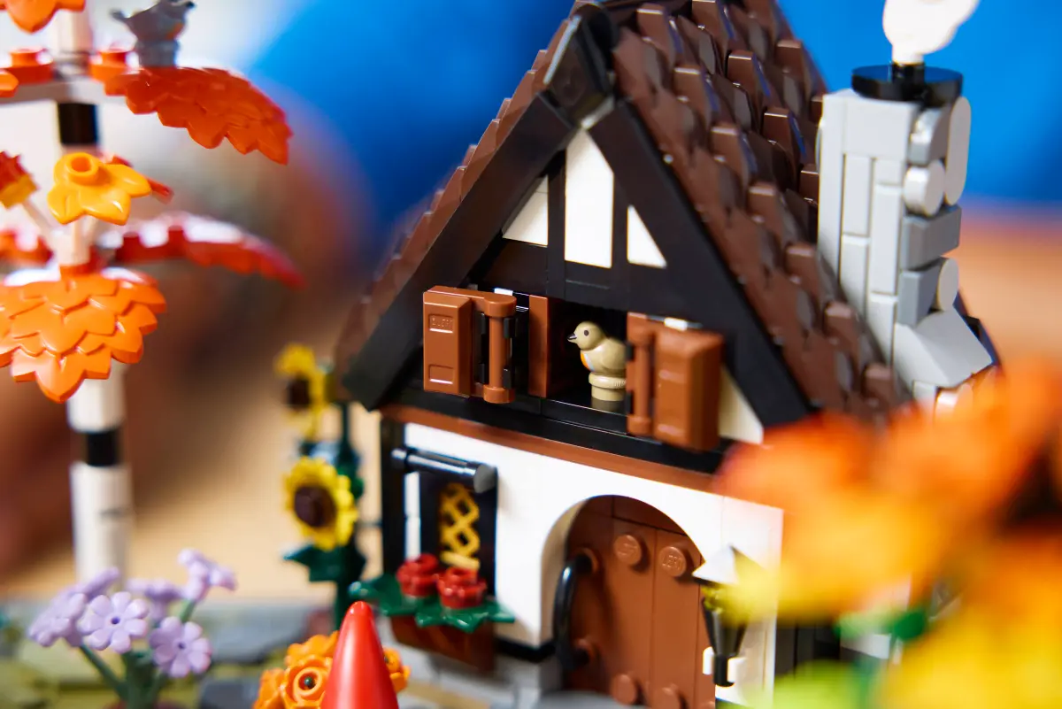 Lego Icons Autumn Cottage Garden - 11372 - Image 13