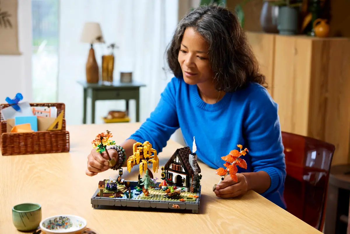 Lego Icons Autumn Cottage Garden - 11372 - Image 9