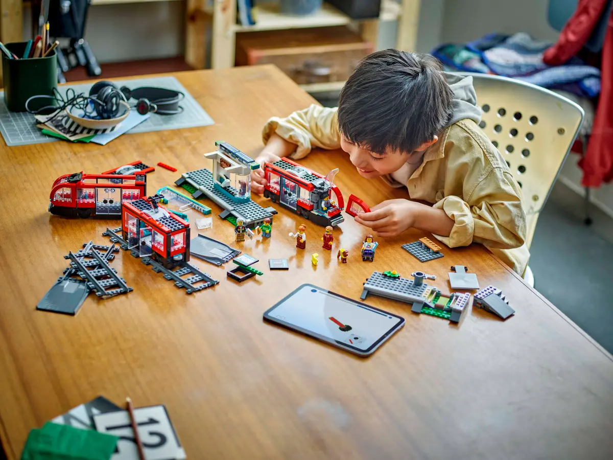 Lego City Downtown Streetcar and Station - 60423 - Image 9