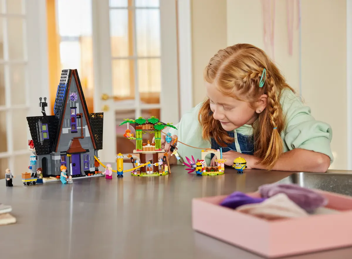 Lego Despicable Me 4 Minions and Gru's Family Mansion - 75583 - Image 7