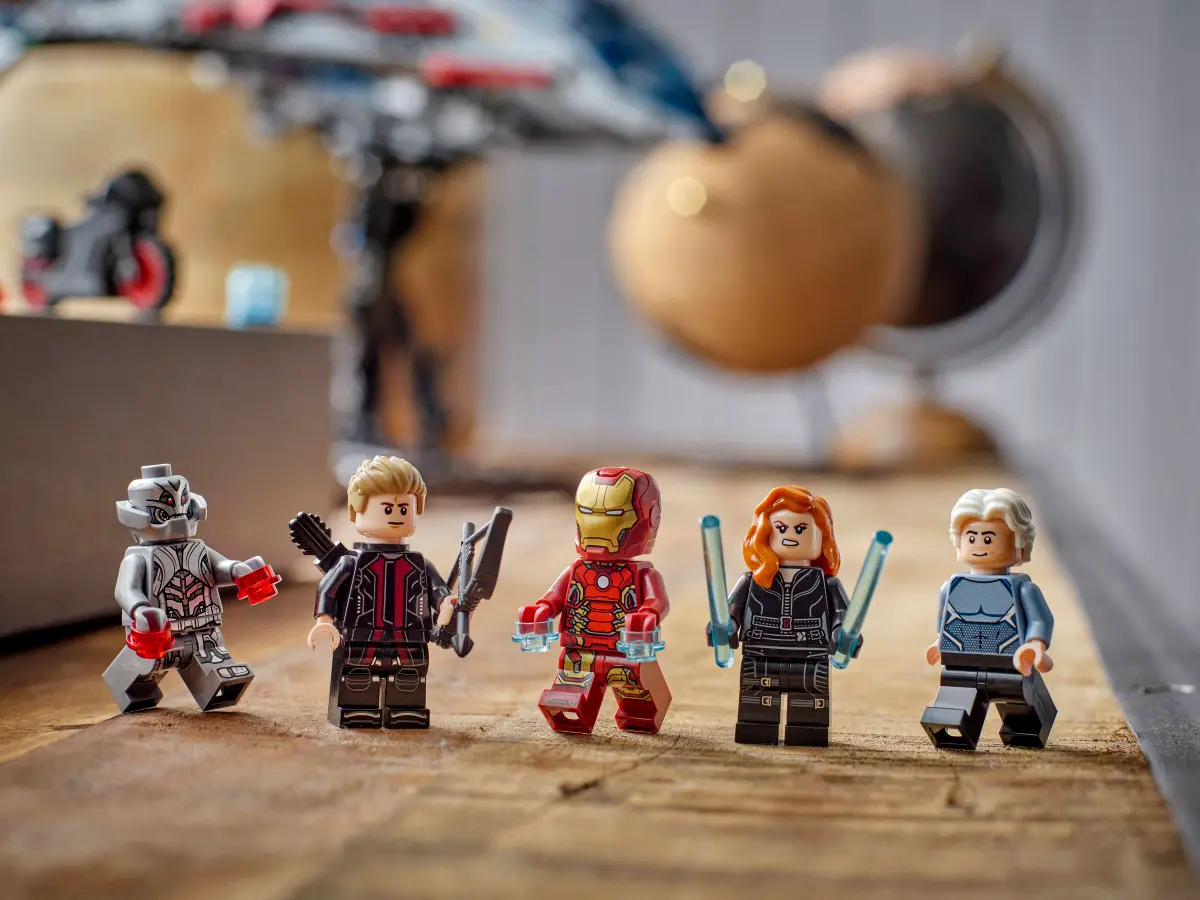 Lego Marvel Avengers: Age of Ultron Quinjet - 76325 - Image 11