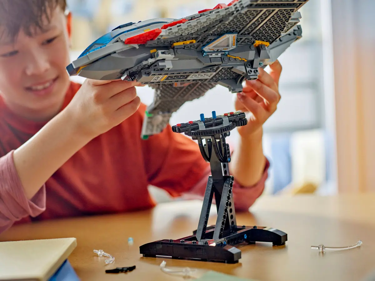 Lego Marvel Avengers: Age of Ultron Quinjet - 76325 - Image 12
