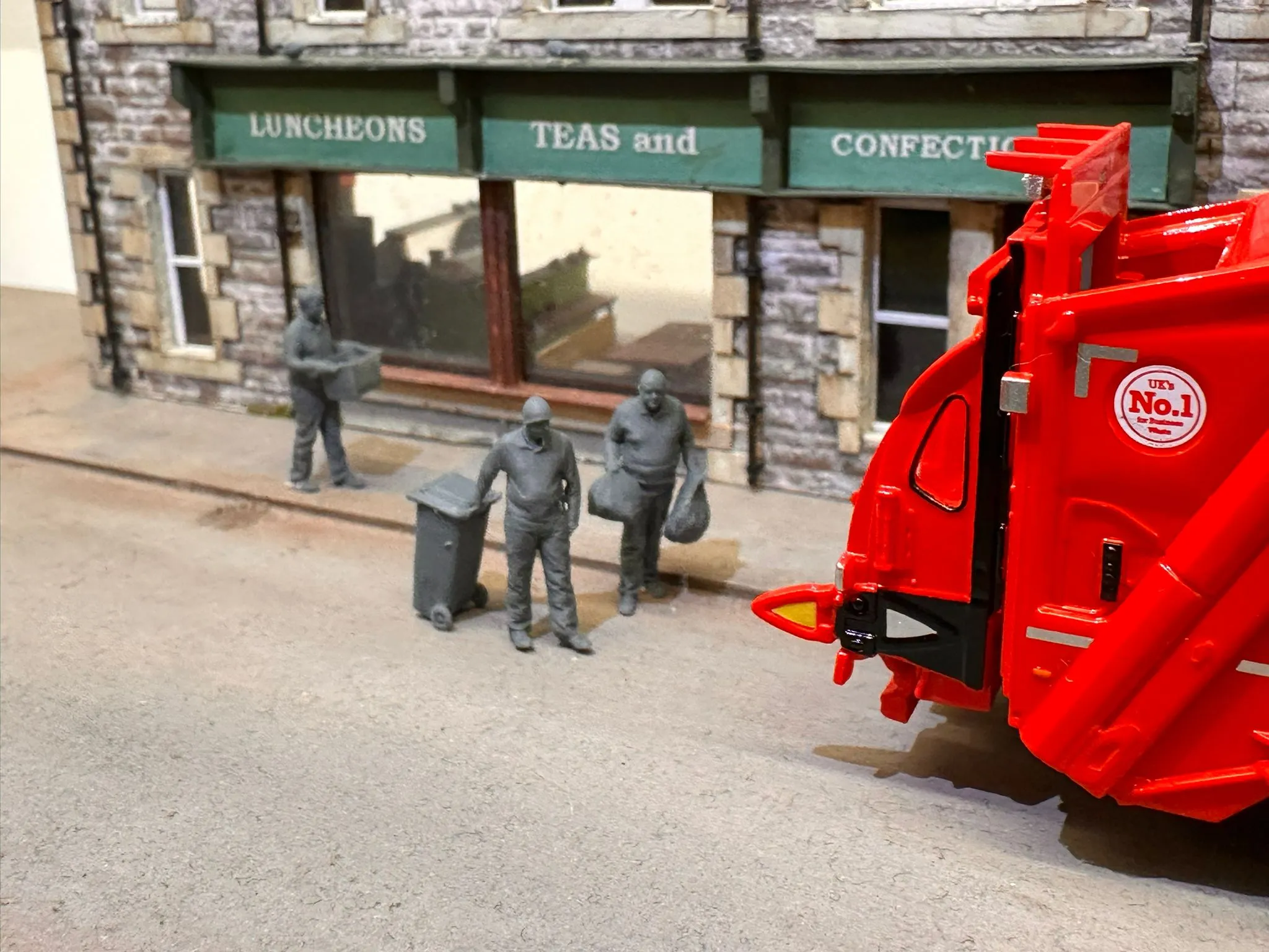 OO Gauge Trade & Services - Binmen - Image 2
