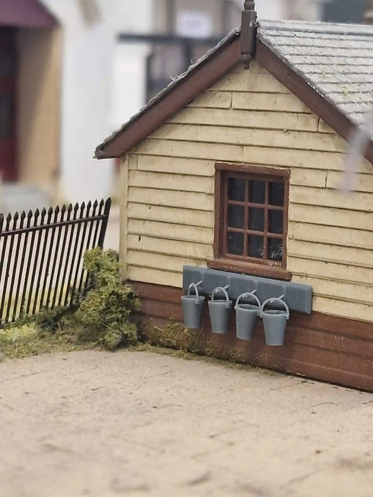 OO Gauge Railway & Lineside - 4x Fire Buckets and Stand (Pack of 2) - Image 2