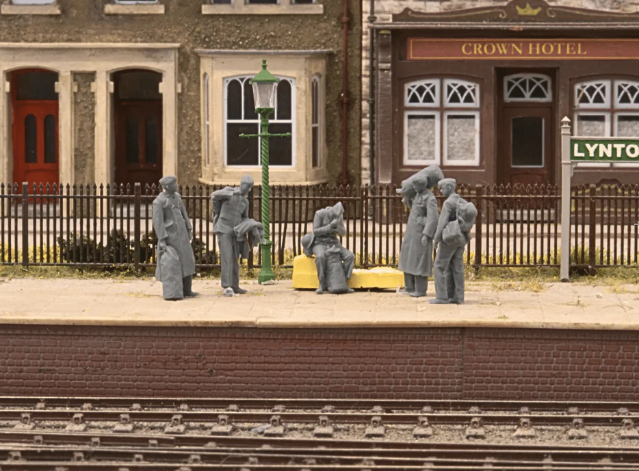 1:32 Scale - World War Two - RAF Personnel on Leave - Image 3