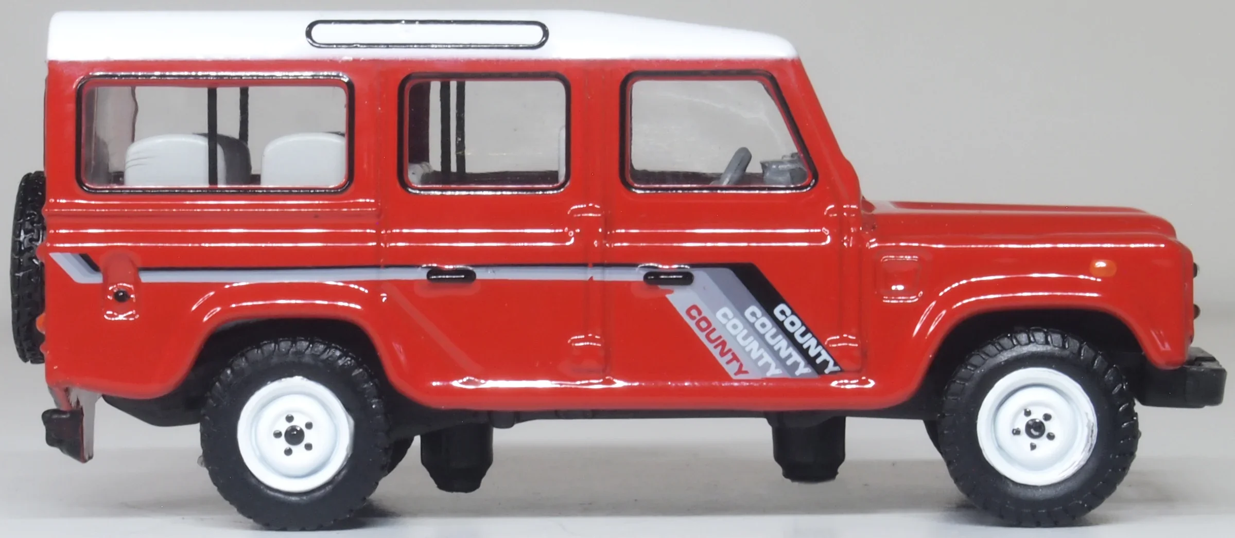 76DEF018 Land Rover Defender LWB St. Wagon Masai Red - Image 3