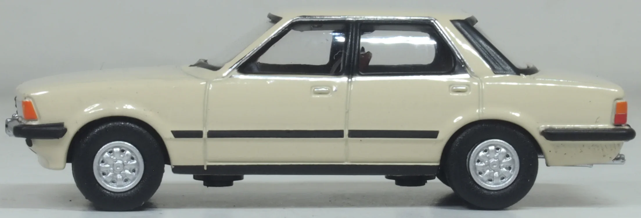 76FC5003 Ford Cortina Mk5 Cordoba Beige - Image 3