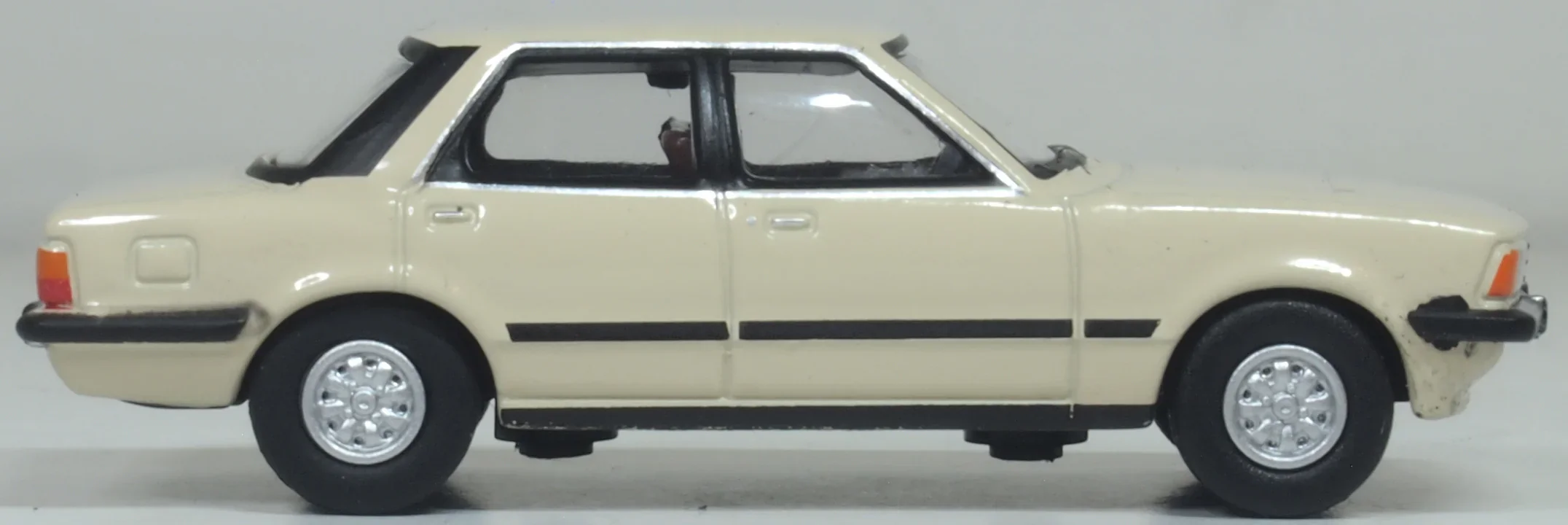 76FC5003 Ford Cortina Mk5 Cordoba Beige - Image 4