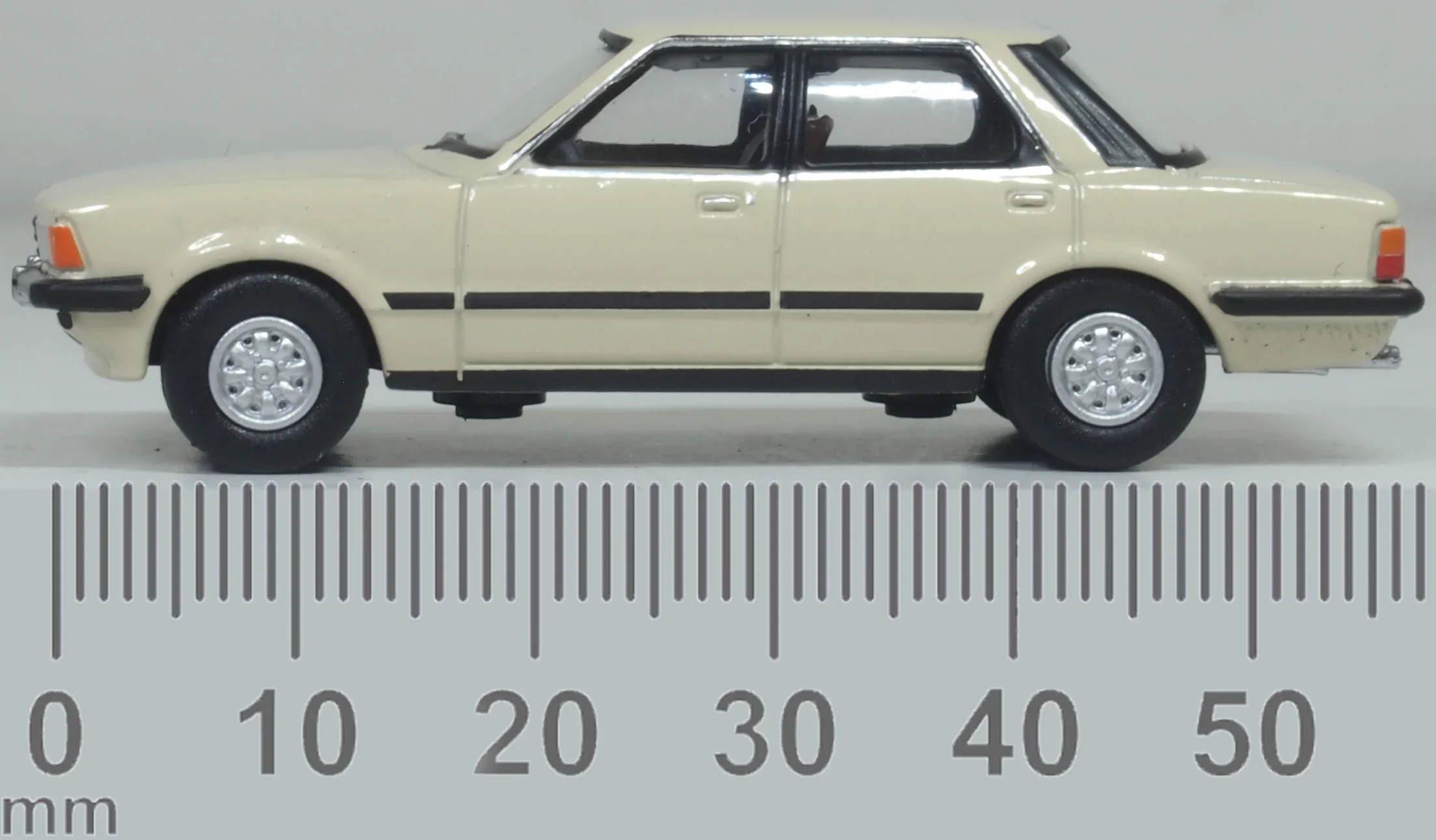 76FC5003 Ford Cortina Mk5 Cordoba Beige - Image 6