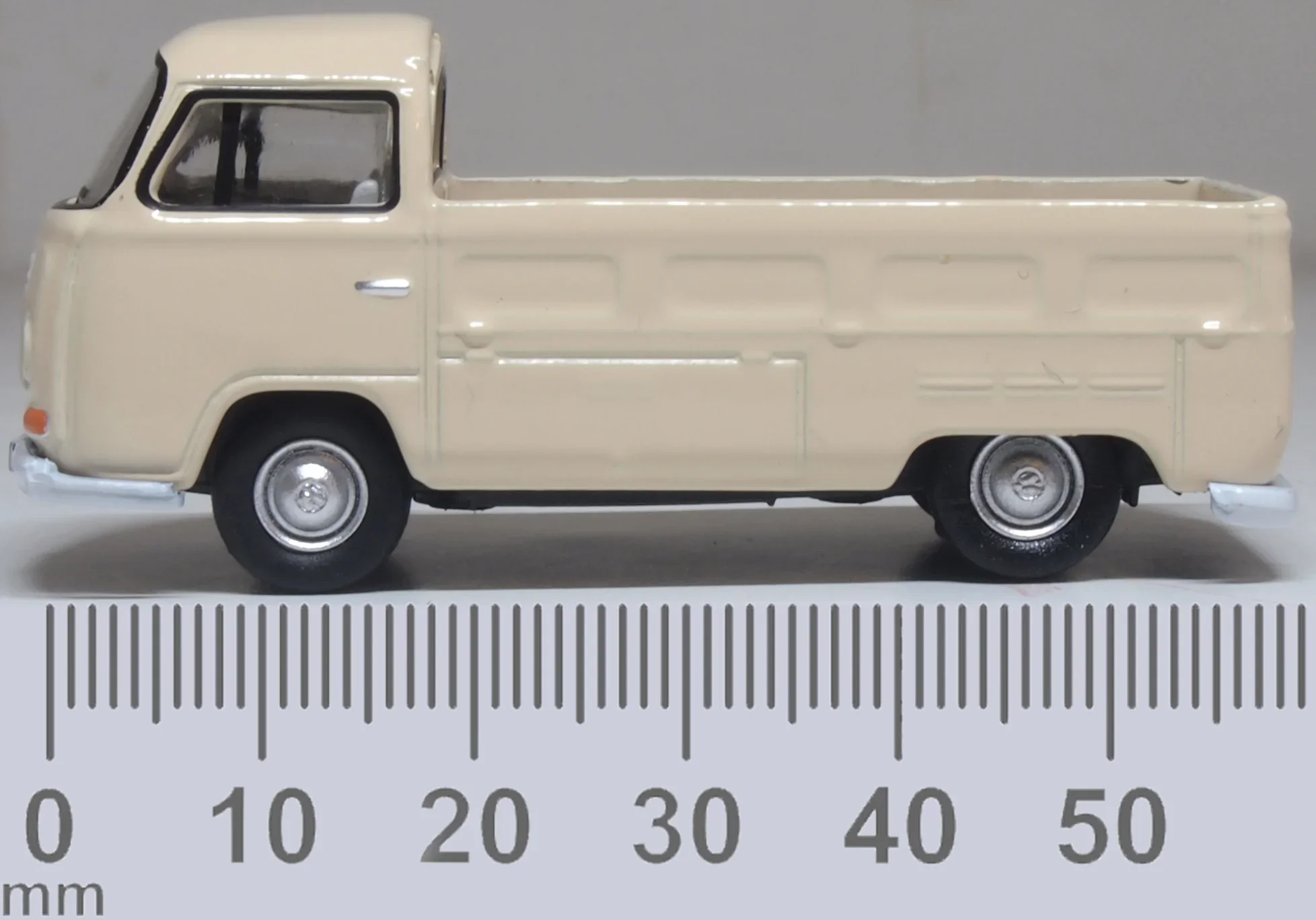 76VW034 VW T2 Bay Window Pick Up Dakota Beige - Image 6