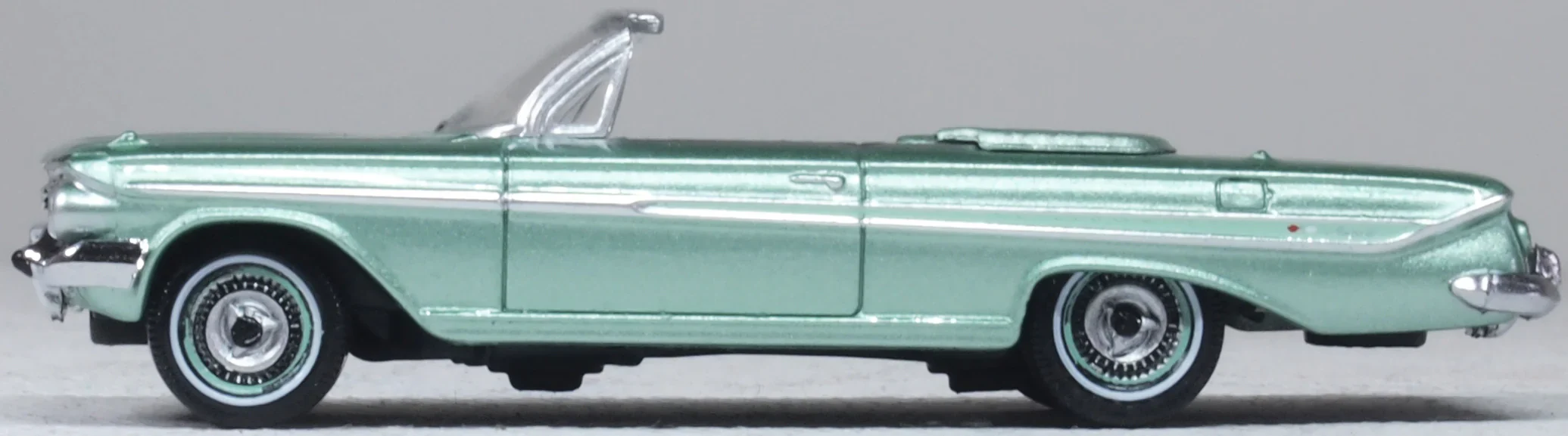 87CI61007 1961 Chevrolet Impala Convertible Arbor Green - Image 2