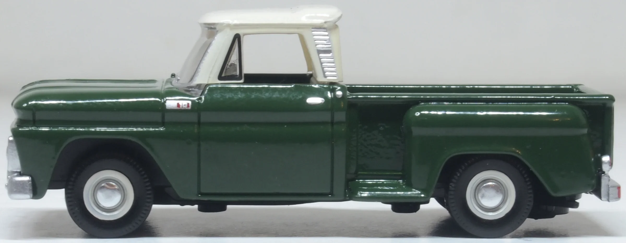 87CP65008 1965 Chevrolet Stepside Pickup Dark Green/Ivory - Image 2