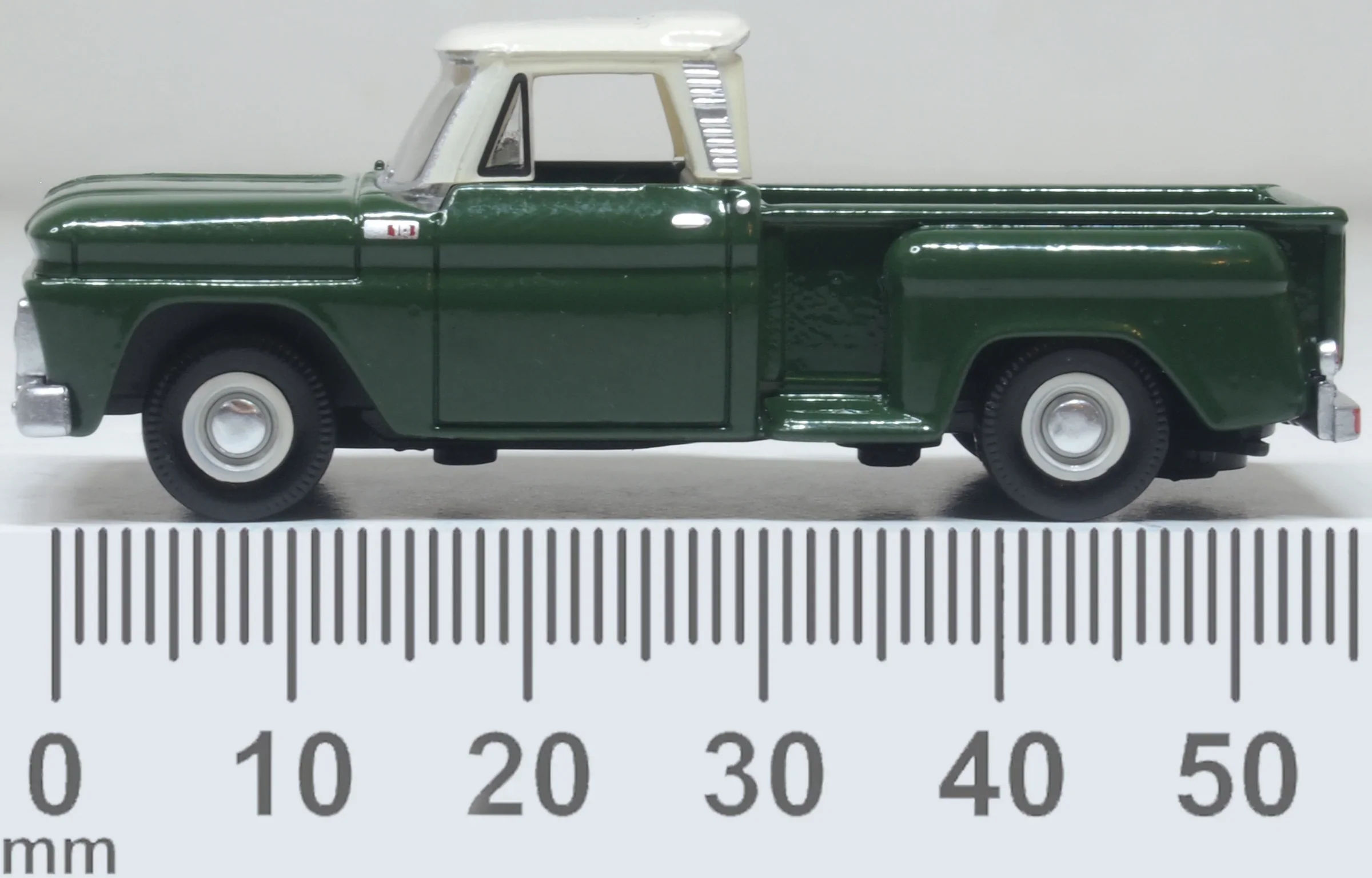 87CP65008 1965 Chevrolet Stepside Pickup Dark Green/Ivory - Image 6