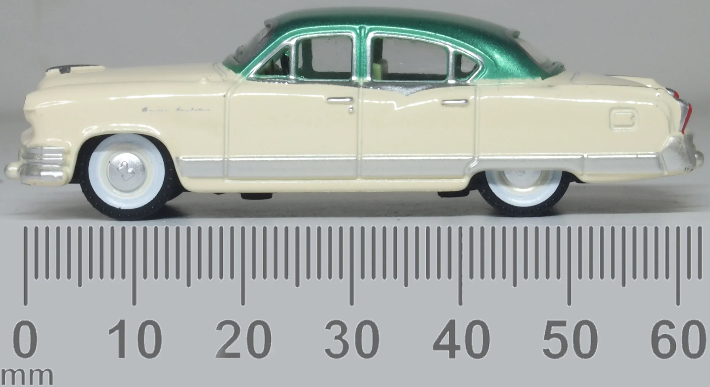 87KM53001 1953 Kaiser Manhattan Stardust Ivory/Jade Green - Image 6