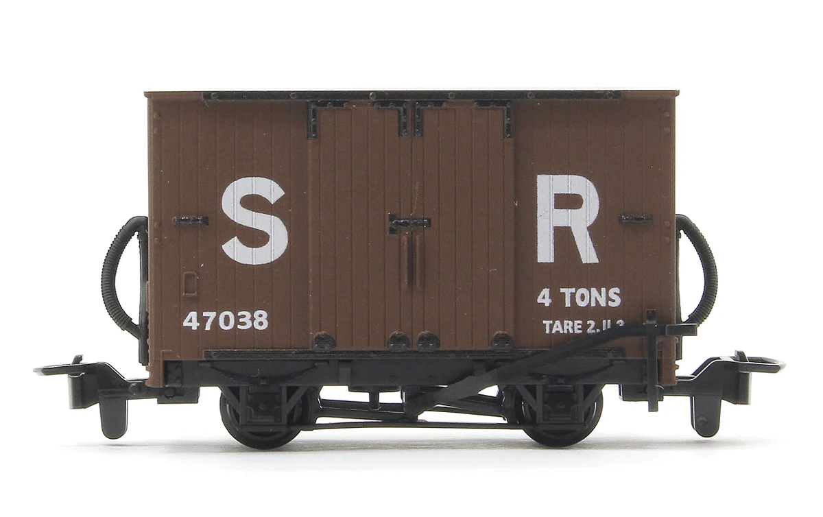 GR221D Box Van, SR Livery No.47038 - Image 2