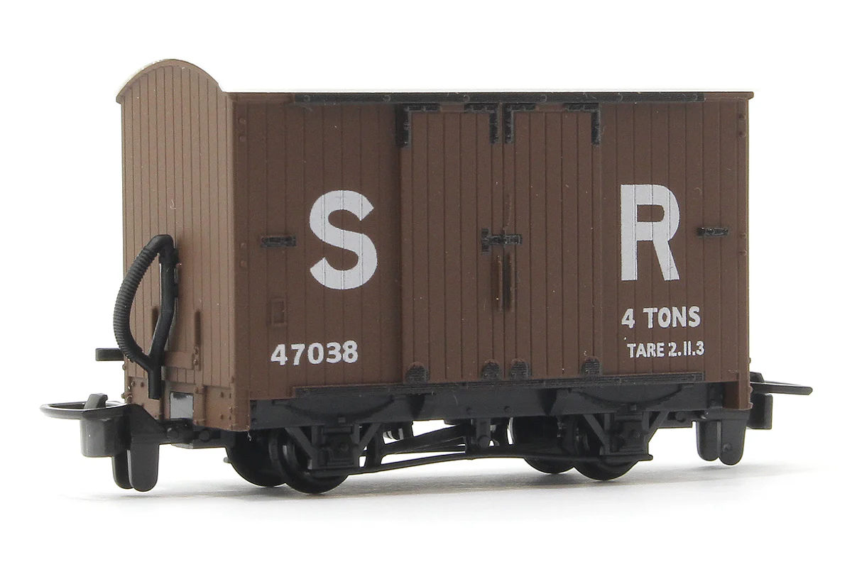 GR221D Box Van, SR Livery No.47038 - Image 3