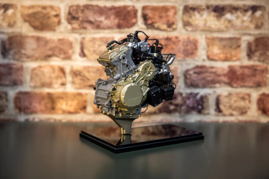 Ducati Superquadro - V2 Engine 1:4 Scale Model Kit