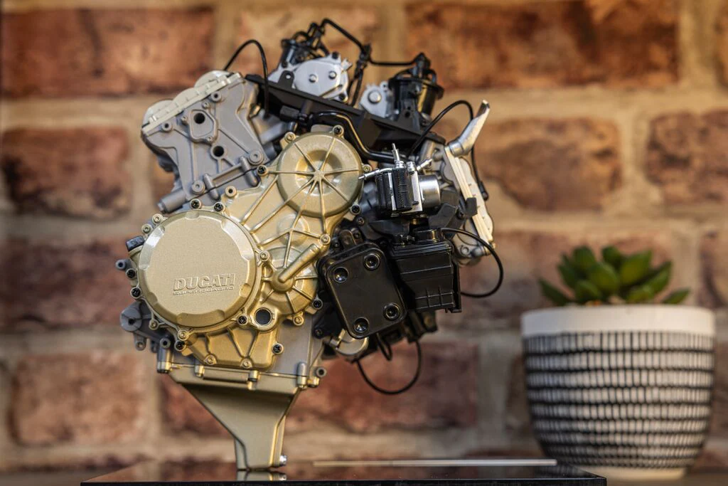Ducati Superquadro - V2 Engine 1:4 Scale Model Kit - Image 3