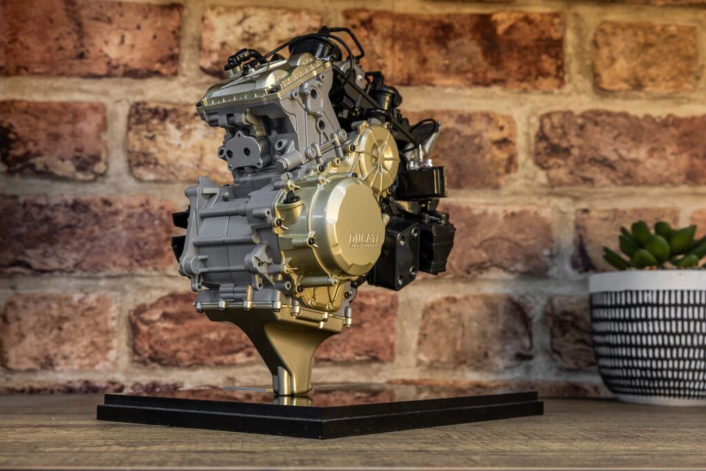 Ducati Superquadro - V2 Engine 1:4 Scale Model Kit - Image 4