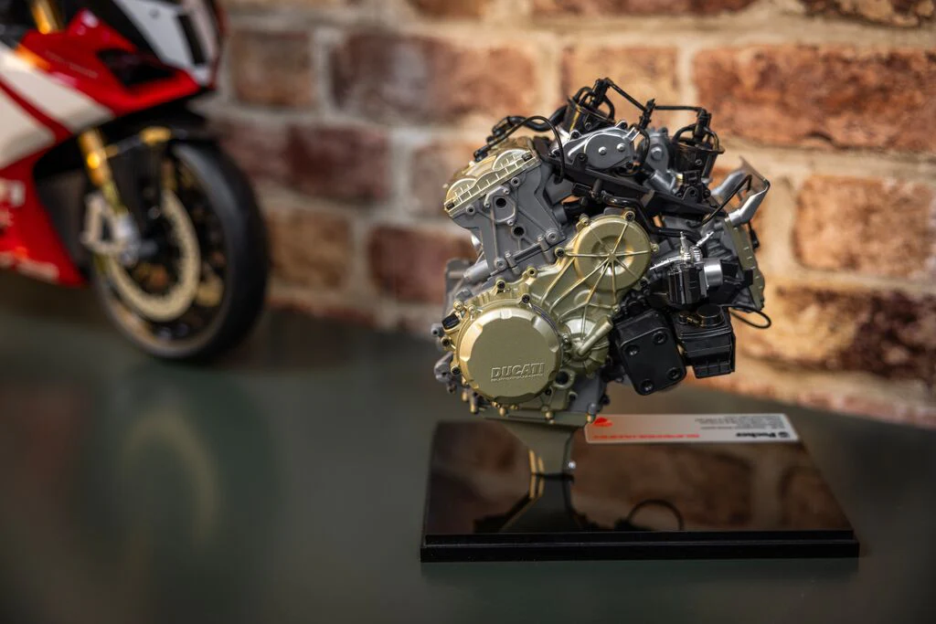 Ducati Superquadro - V2 Engine 1:4 Scale Model Kit - Image 6