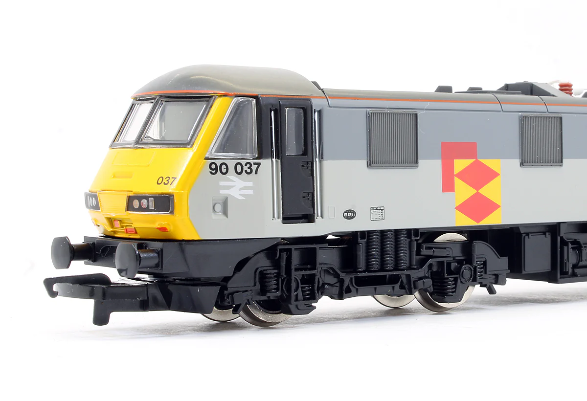 Pre-Owned R586 Railfreight Distribution Class 90037 Electric Locomotive - Image 3