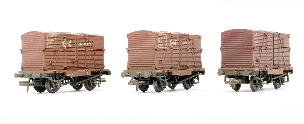 Pre-Owned Set Of 3 Conflats BR Bauxite With BD Containers BR Crimson (Weathered) (Exclusive Edition)