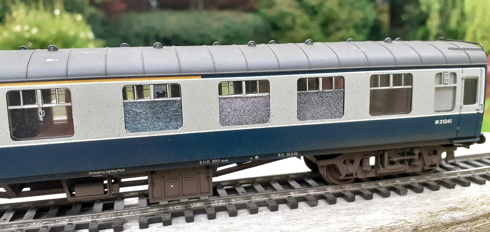 Smashed & shattered glass: BR mk1 passenger OO Gauge Waterslide Decals Transfer - Image 3