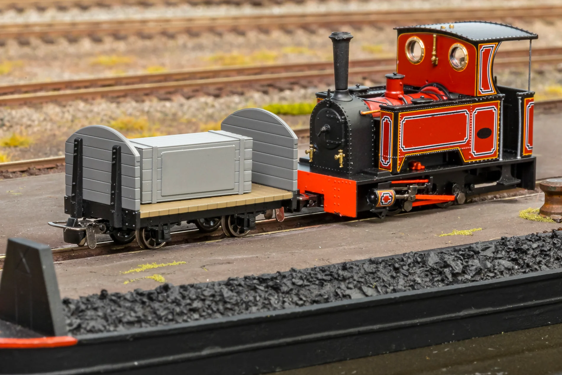 833207 Round Ended Flat - Plain Red No. 6 (with removable crate) - Image 3