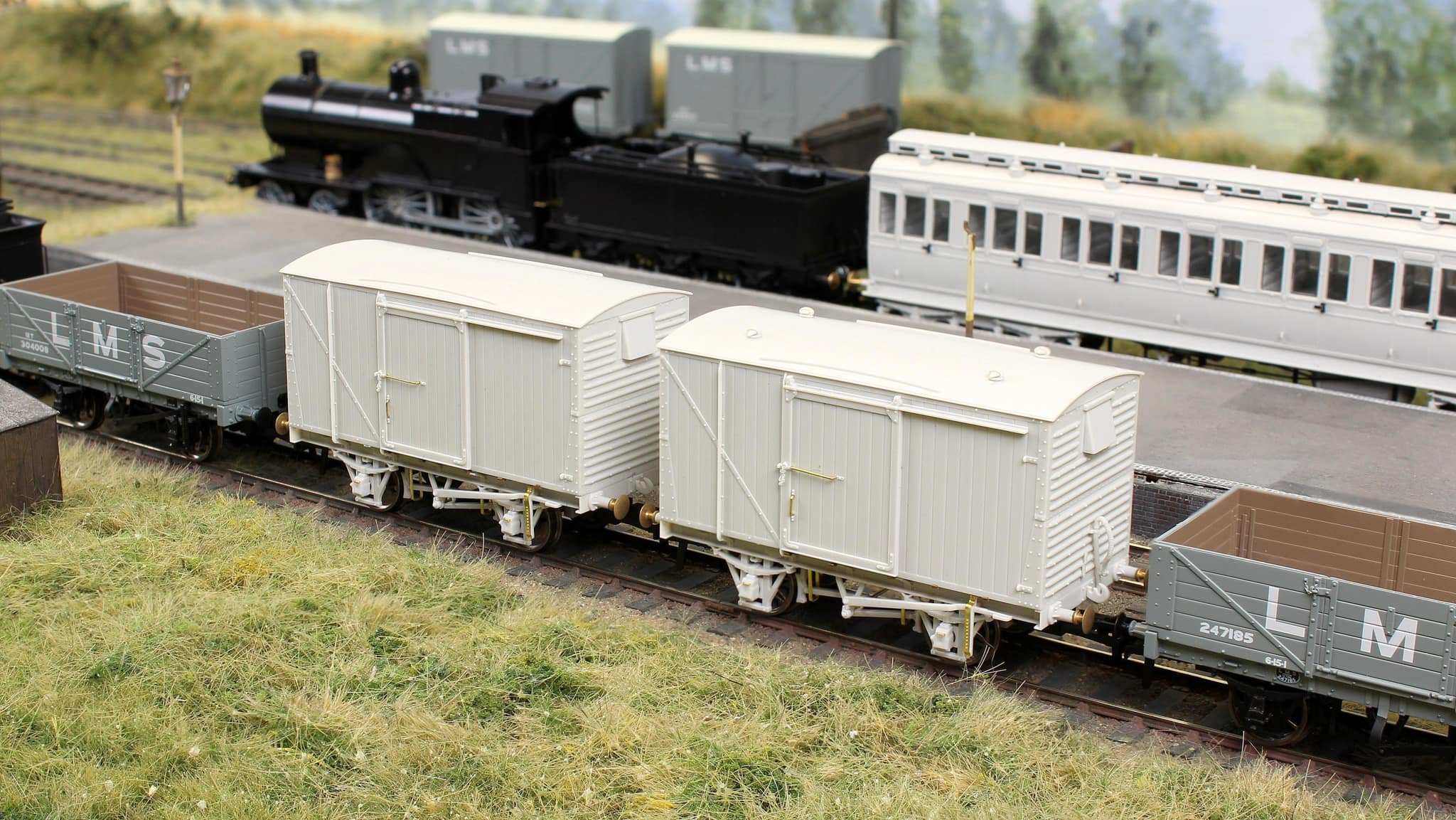 970005 12 Ton LMS D1663 Van - LMS (post-36) No.158995 - Image 3