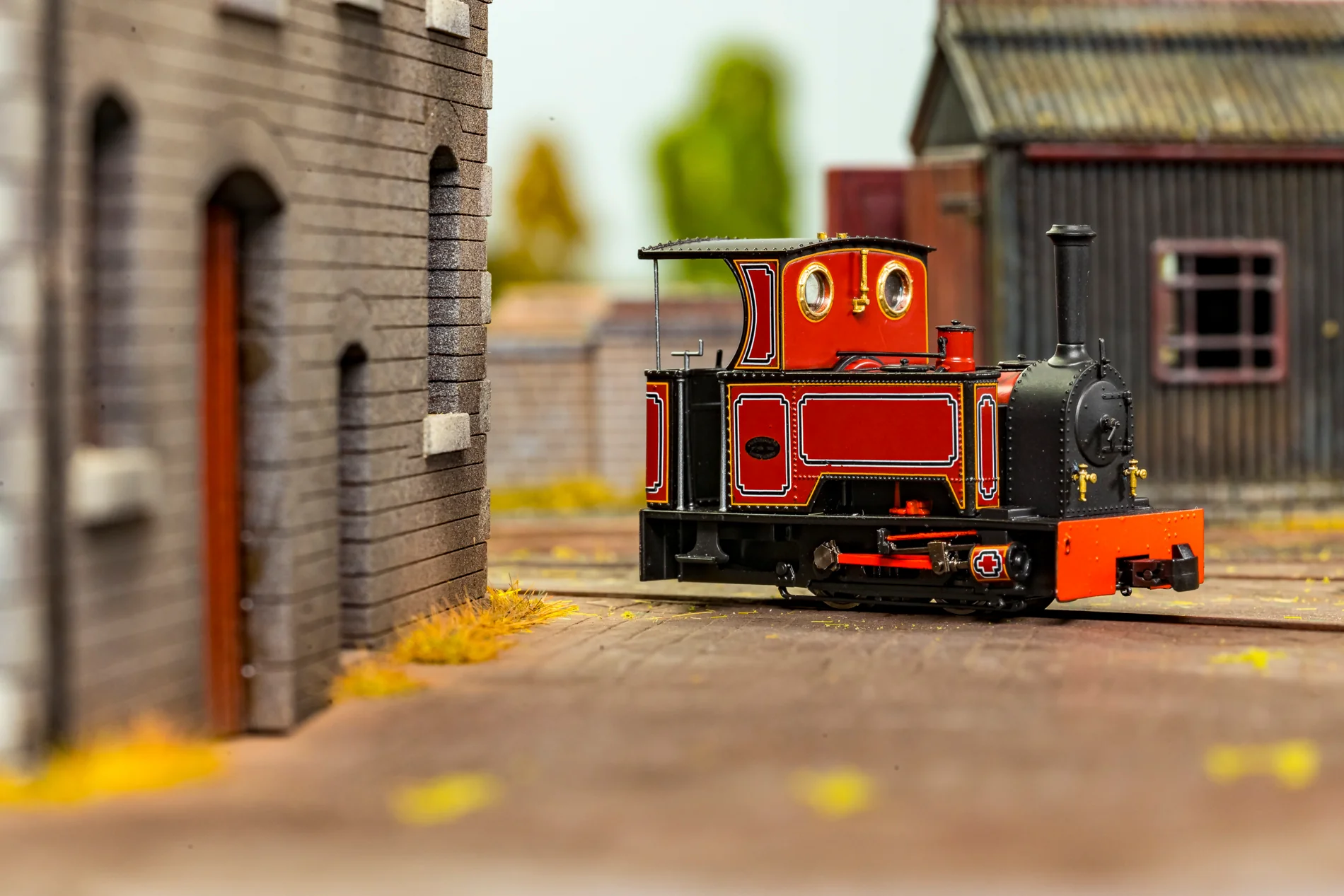 Sirdar Class 0-4-0 Kerr, Stuart & Co. Short-Tank 'What If' - FR Lined Red Steam Locomotive - Image 2