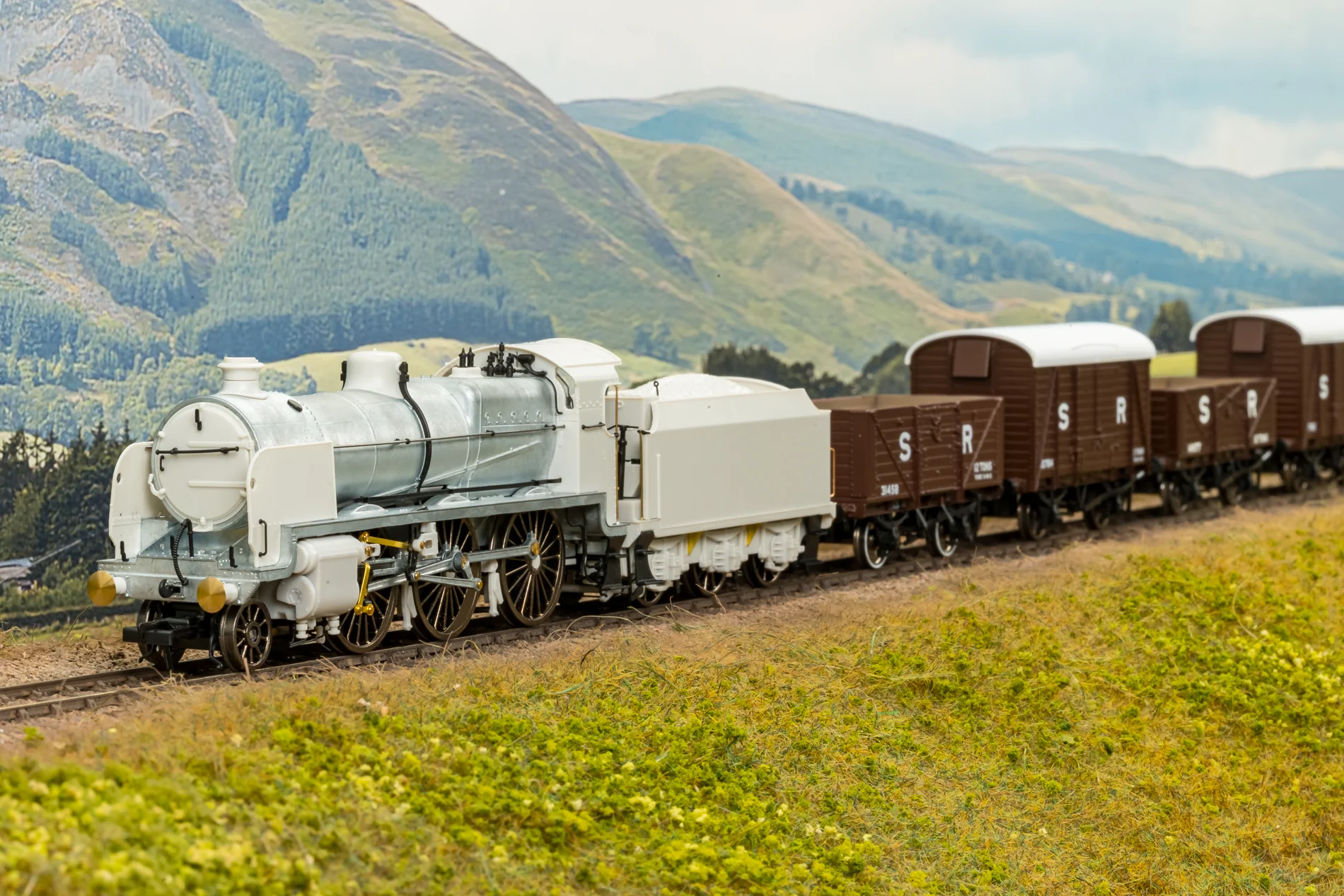 SR U Class 2-6-0 No.A639 - SR Lined Olive Steam Locomotive - DCC Sound - Image 2