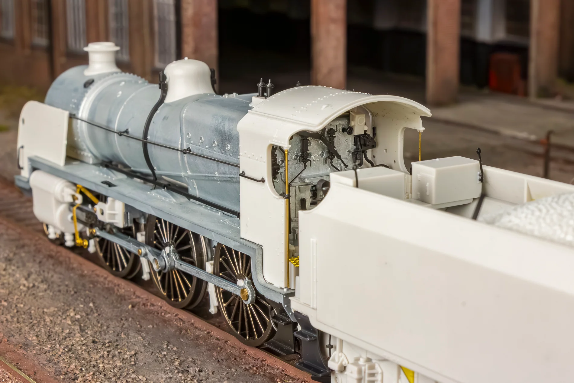 SR U Class 2-6-0 No.1638 - SR Lined Olive Steam Locomotive - DCC Sound - Image 4
